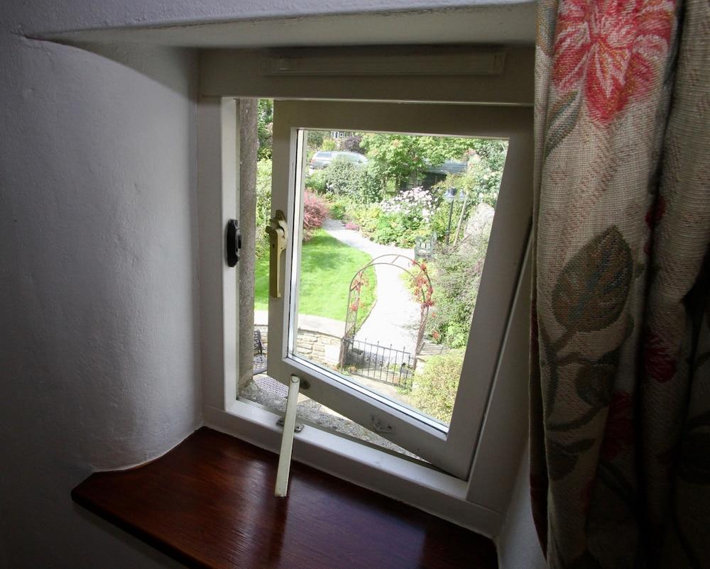 Ashfield House Ξενοδοχείο Grassington Εξωτερικό φωτογραφία A window open for ventilation