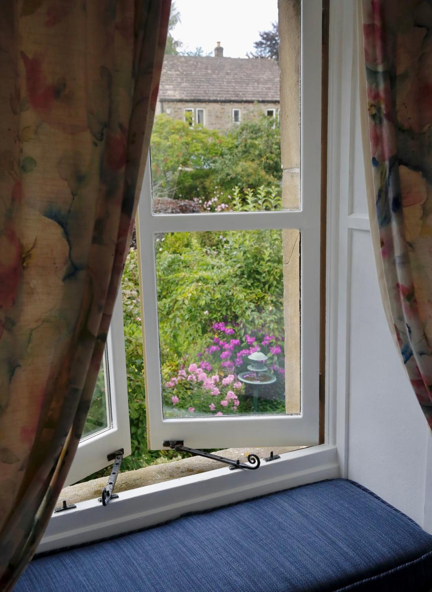 Ashfield House Ξενοδοχείο Grassington Δωμάτιο φωτογραφία A window with curtains
